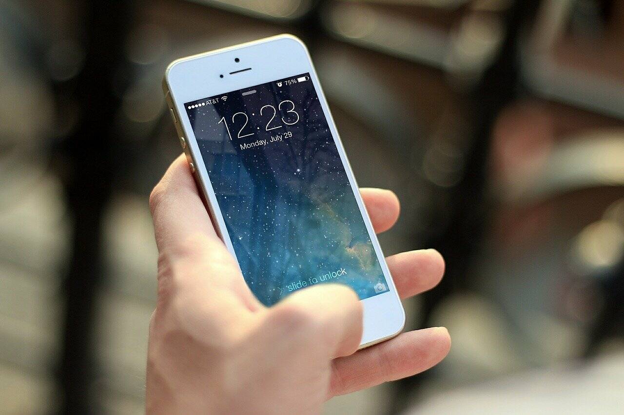 Phone screen in hand. (Pixabay)