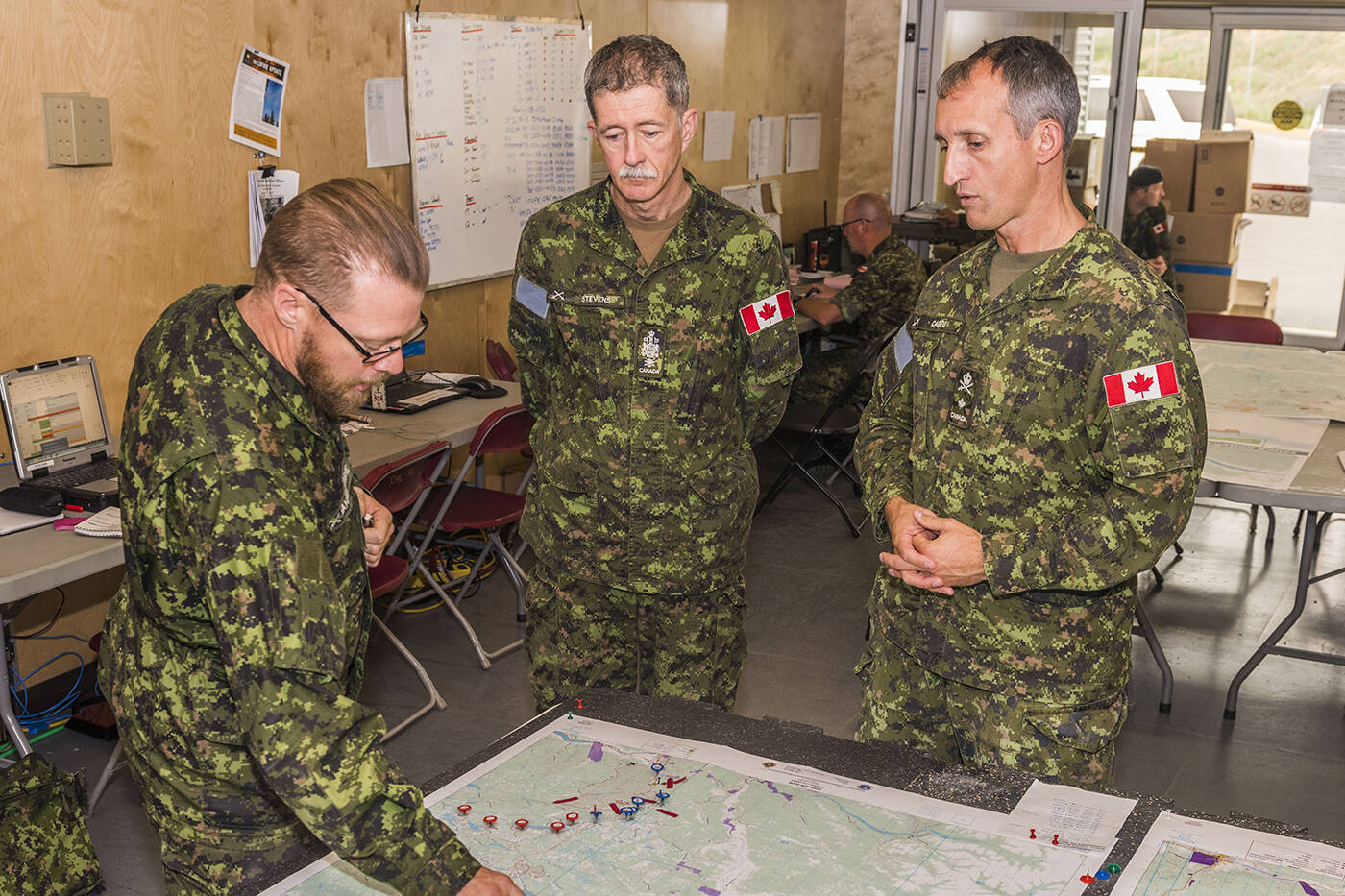 Warrant Officer Terry Vandenberghe discusses observation and reporting positions with Brigadier-General Trevor Cadieu (right) in Williams Lake, B.C., during Operation LENTUS 17-04 on August 3, 2017. (Photo: Master Corporal Malcolm Byers, Wainwright Garrison Imaging)