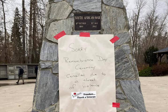 A sign at the Winfield Cenotaph tells people looking for the Remembrance Day ceremony on Nov. 11, 2021 that the event has been cancelled due to a threat of violence. (Bobbi DiMaggio/Facebook)