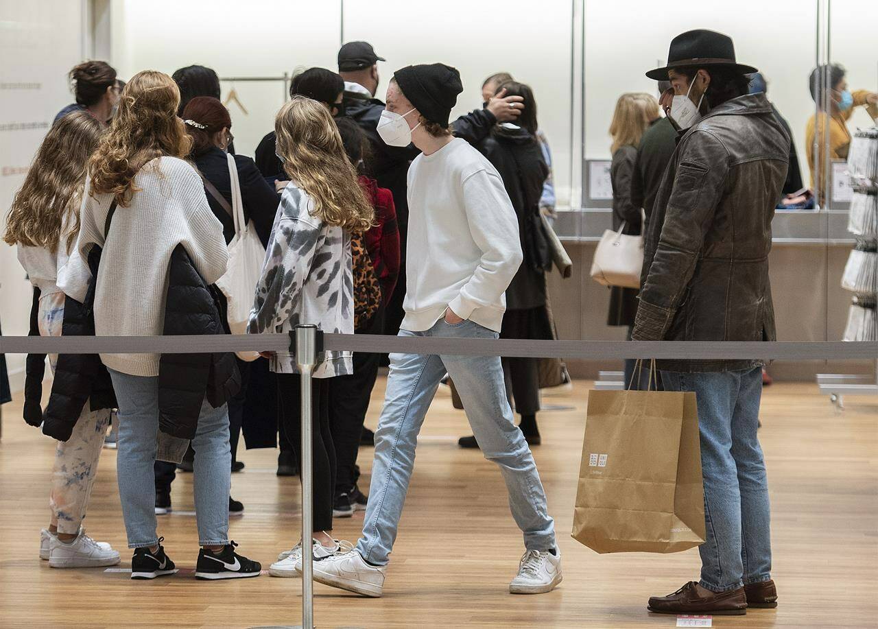 People wear face masks a they shop at a clothing store in Montreal, Sunday, October 10, 2021, as the COVID-19 pandemic continues in Canada and around the world. THE CANADIAN PRESS/Graham Hughes