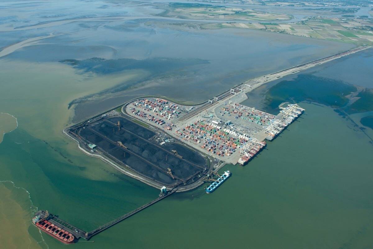 Deltaport coal shipping facilities at Tsawwassen, where U.S. thermal coal is shipped to Asia as well as metallurgical coal from B.C. mines in the Kootenay and Northeast regions. (Port Metro Vancouver)
