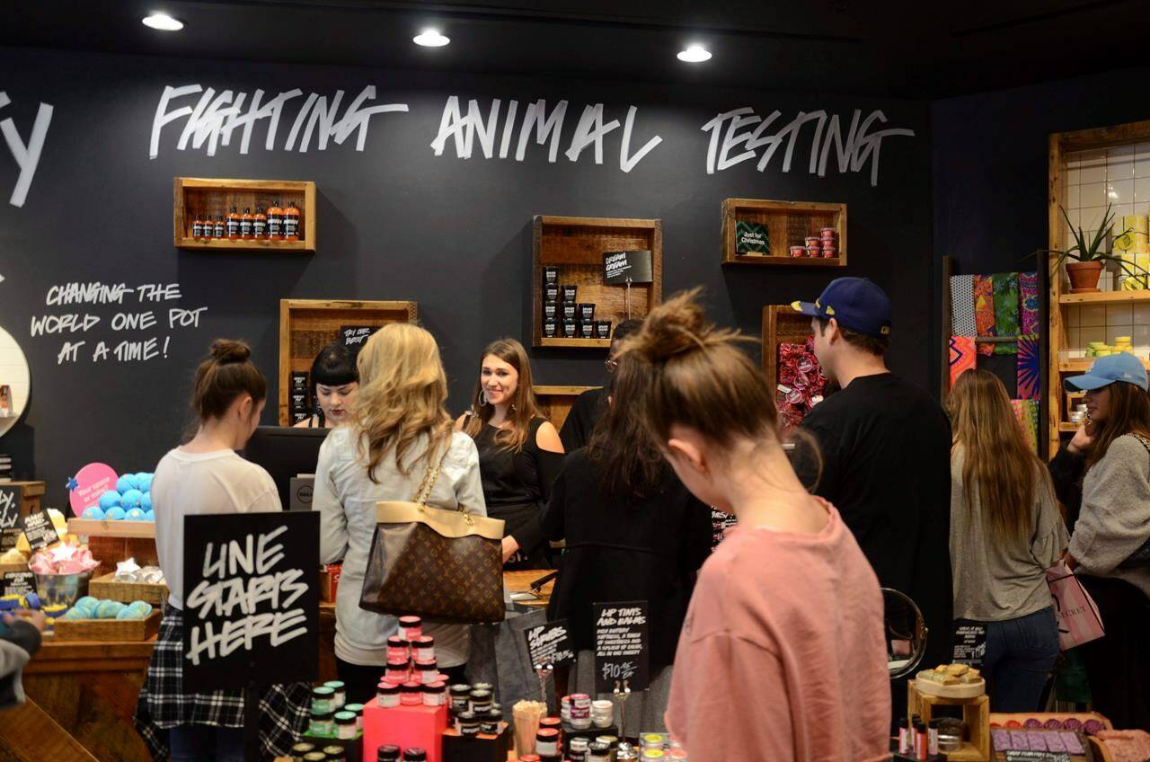 Holiday shoppers check on discounts at Lush, a cosmetics store at Cherry Creek Shopping Center in Denver, Colo. on Friday, Nov. 24, 2017. THCANADIAN PRESS/AP-Tatiana Flowers