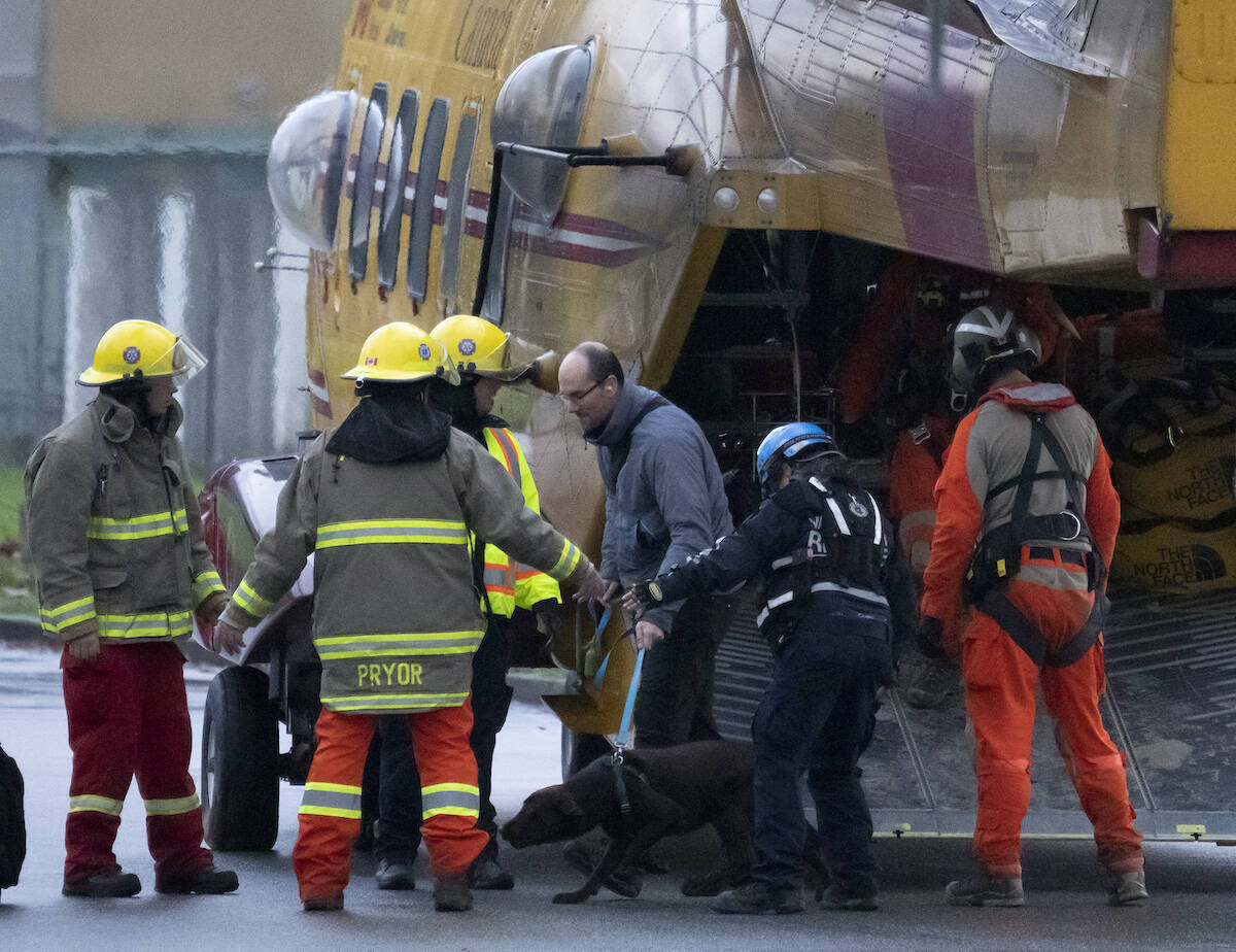 Search and rescue personnel help flood evacuees disembark from a helicopter in Agassiz, B.C. on Monday, Nov. 15, 2021. (File Photo)