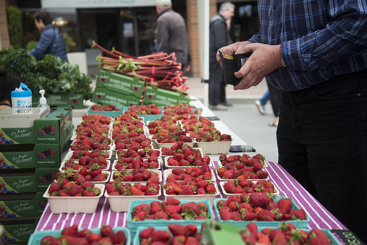 A new federal-provincial program promises to help farmers’ markets deal with emergencies. (Black Press Media file photo)