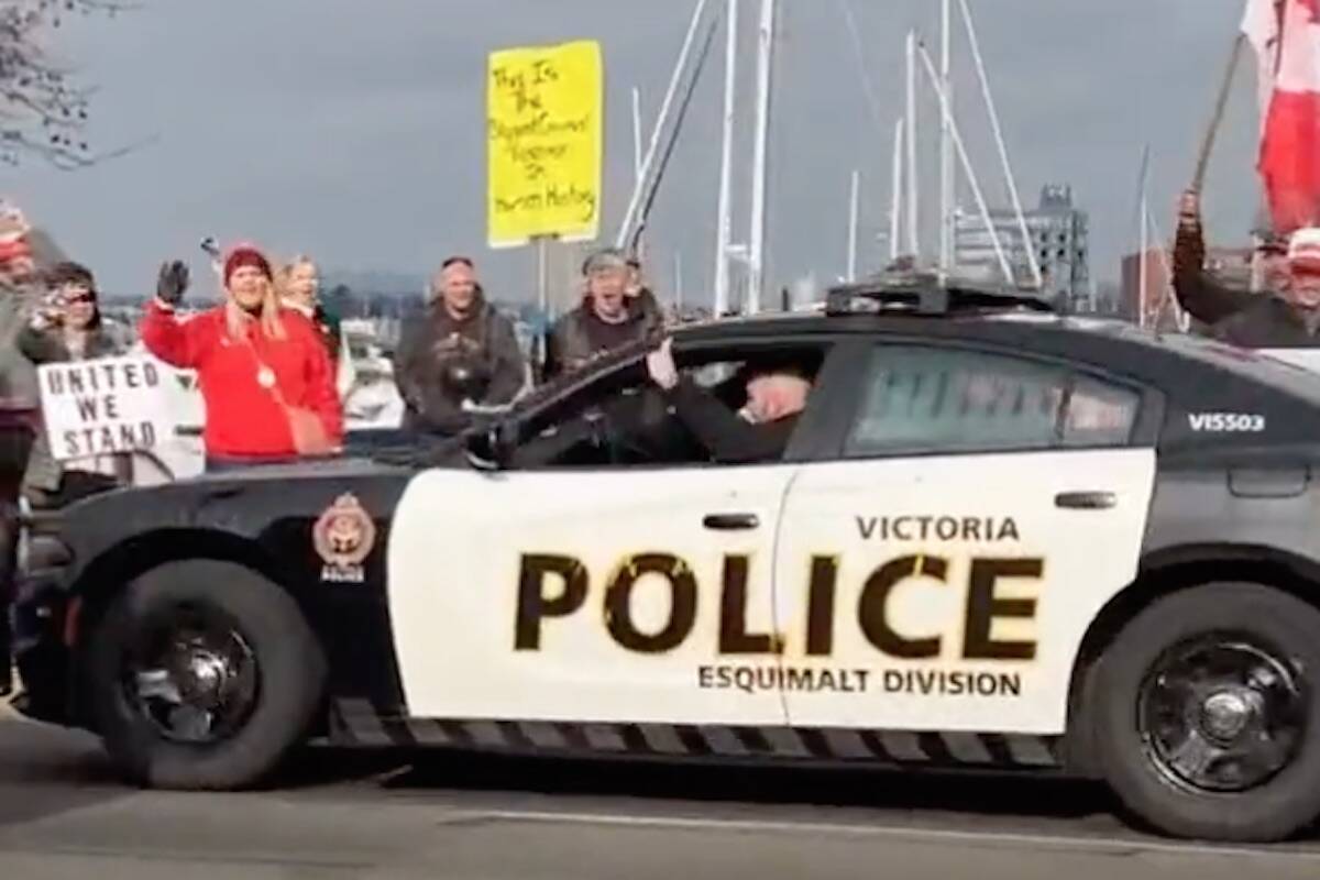 A Victoria police officer was captured on camera giving a thumbs up to demonstrators who were calling for an end to COVID-19 vaccine mandates. (Photo courtesy of Stephen Harrison/Twitter)