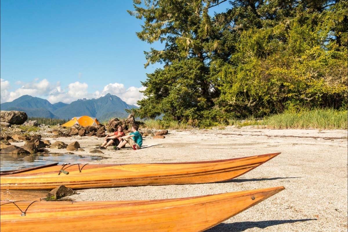 Kayakers enjoy a spot of sun and a paradisiacal beach during a trip to the Broken Group Islands in Tseshaht First Nation territory. (Pacific Rim National Park Reserve photo)