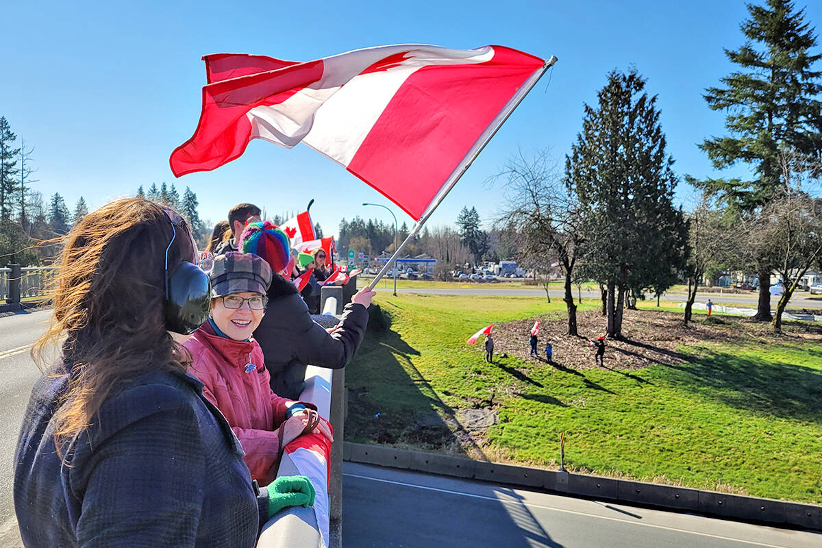 About two dozen people took part in a “freedom chain” anti-vaccine-mandate protest on the 232nd Street overpass in Hwy. 1 in Langley that was being held at other locations across the country. (Dan Ferguson/Langley Advance Times)