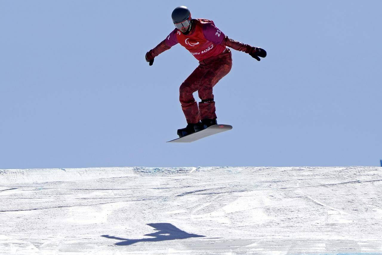 Tyler Turner of Canada competes on his way to winning the men’s snowboard cross SB-LL1 final at the 2022 Winter Paralympics, Monday, March 7, 2022, in Zhangjiakou, China. (AP Photo/Shuji Kajiyama)