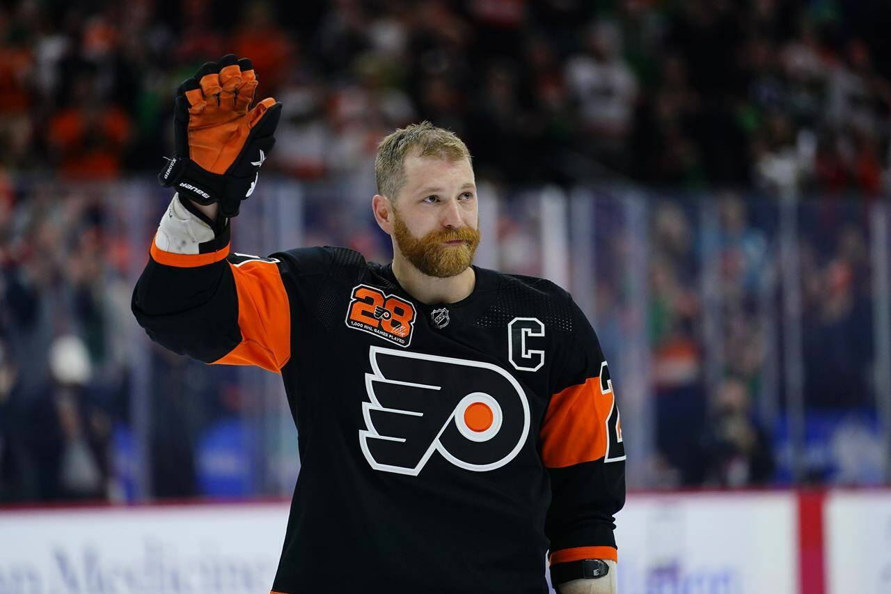 Philadelphia Flyers' Claude Giroux acknowledges the crowd after playing in his 1,000th NHL hockey game, Thursday, March 17, 2022, in Philadelphia. THE CANADIAN PRESS/AP/Matt Slocum