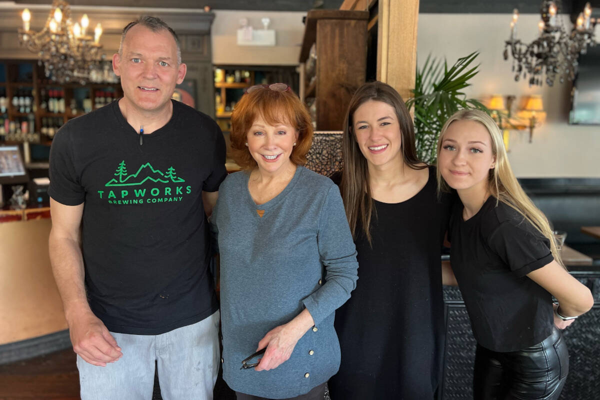 Reba McEntire poses with Brent Gray, Mati Arsoniadis, Ashlynne Riddoch at the Washington Avenue Grill Monday (May 23, 2022). (Contributed photo)