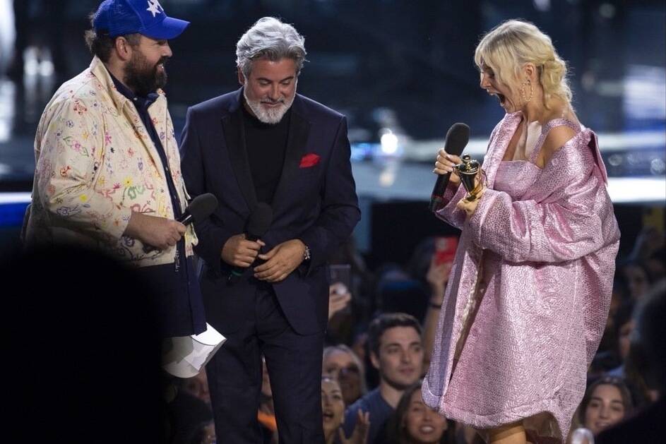JESSIA reacts after winning the award for Breakthrough Artist of the Year presented by the Minister of Canadian Heritage Pablo Rodriguez and singer-songwriter Donovan Woods at the 51st annual JUNO Awards in Toronto on May 15. (CARAS/The JUNO Awards photo)