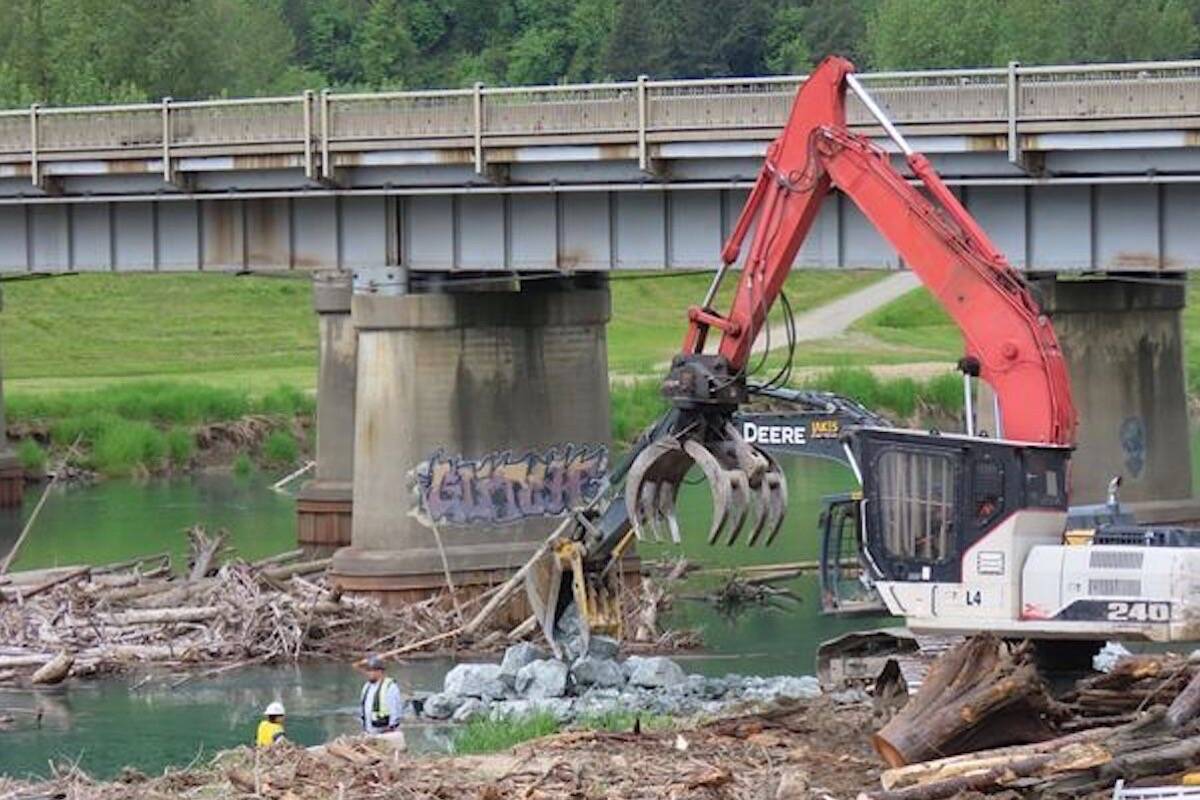 Crew and equipment remove flood debris from the Vedder Canal. (Chris Gadsden/Chilliwack Progress)