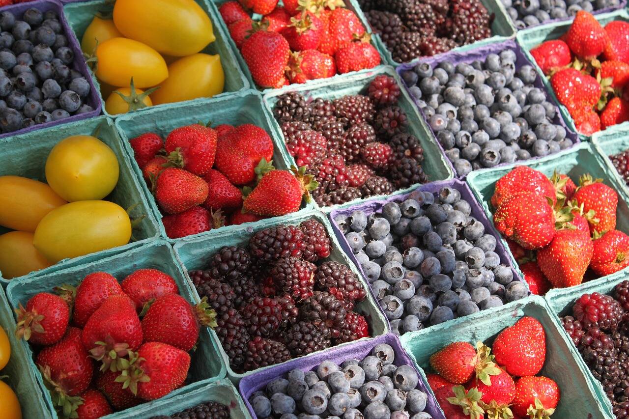 Farmers market berries. Photo retrieved from pixabay.com.