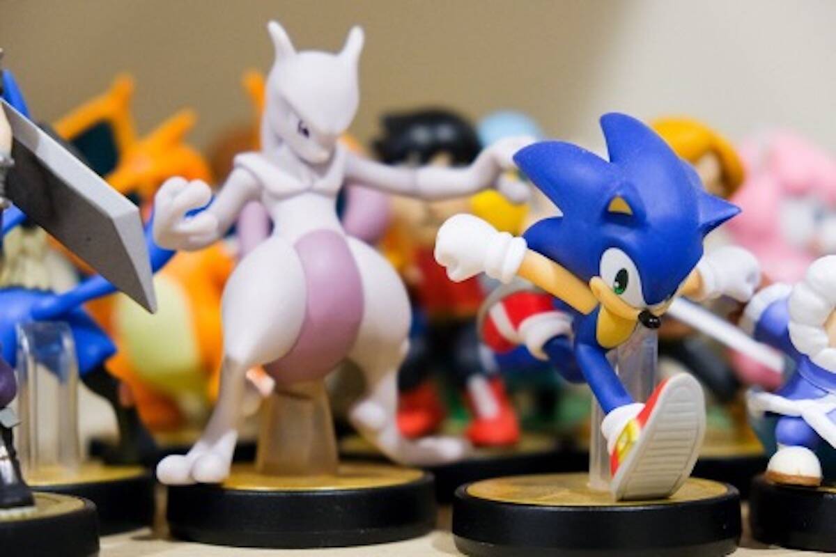 Photo of Sonic and Mewtwo characters provided by Solitaire Bliss.