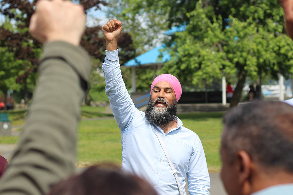NDP leader Jagmeet Singh rallies supporters for a photo op at Nanaimo’s Sway’ A’ Lana Lagoon on Tuesday, July 5. (Greg Sakaki/News Bulletin)