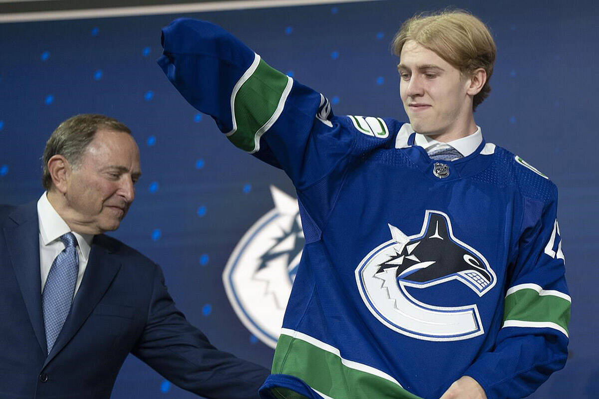 Vancouver Canucks 15th pick Jonathan Lekkerimaki gets a hand with his jersey from Gary Bettman during the first round of the 2022 NHL Draft on July 7, 2022 in Montreal. THE CANADIAN PRESS/Ryan Remiorz