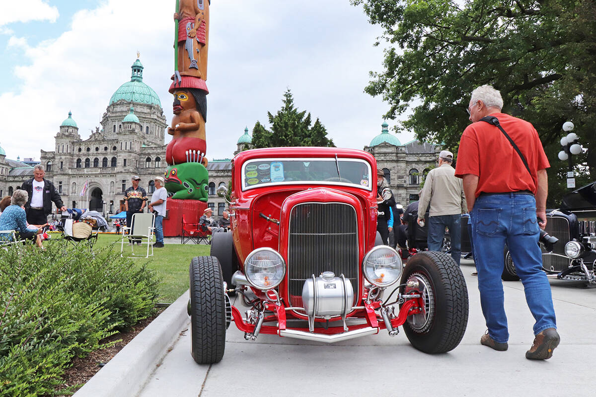 Visitors check out vintage Fords on the legislature grounds during the Northwest Deuce Days show and shine on the Inner Harbour Sunday. Don Descoteau/Victoria News Staff