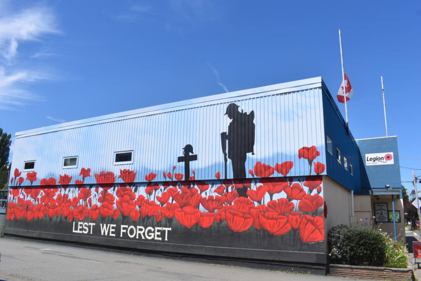 Kelly Everill’s latest community mural is a spectacular tribute to our veterans. The two-storey design is on the outer wall of the Royal Canadian Legion Courtenay Branch 17. Photo by Terry Farrell