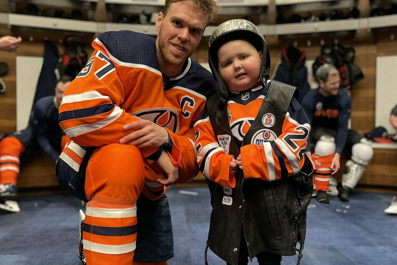 Ben Stelter with Connor McDavid. (Twitter photo)