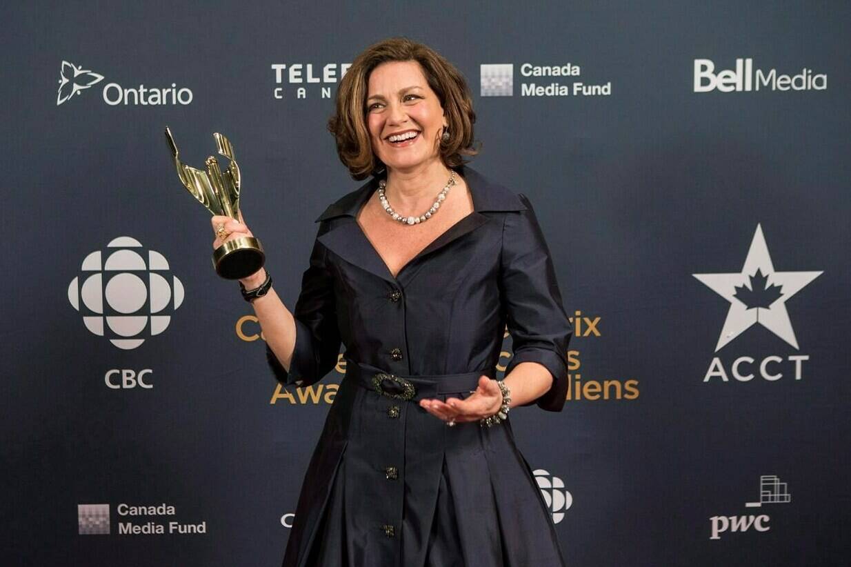 Lisa LaFlamme holds her award for best news anchor at the Canadian Screen Awards in Toronto on March 1, 2015. THE CANADIAN PRESS/Chris Young