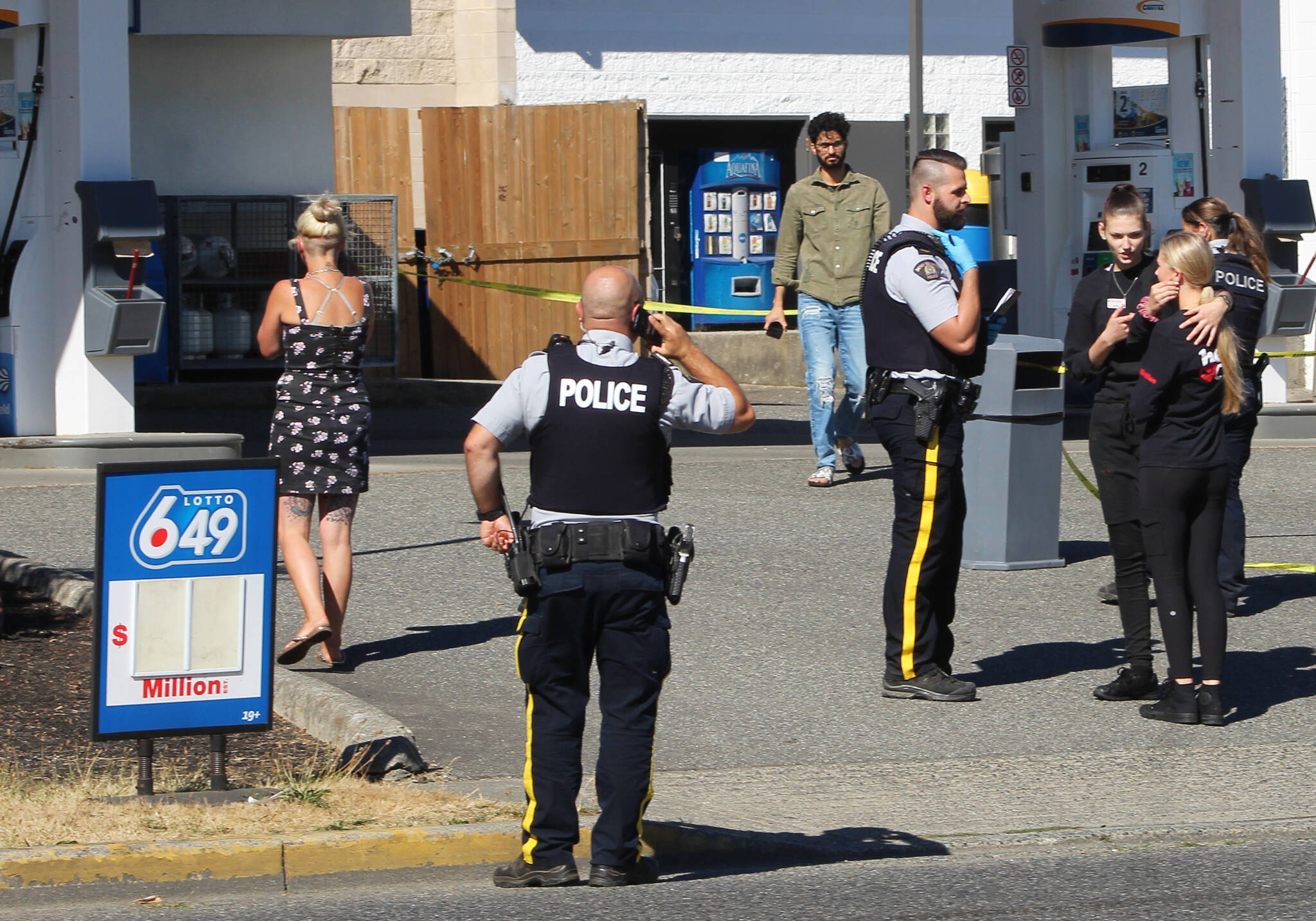 Mission RCMP officer speak with potential witnesses at a fatal stabbing incident by Park Street and Logan Avenue. / Kevin Mills Photo