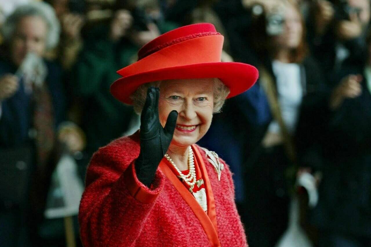 Queen Elizabeth II waves as she leaves the Royal York Hotel in Toronto Friday October 11, 2002. The Queen left for New Brunswick where she will continue her twelve-day Golden Jubilee tour of Canada. (CP PHOTO/Kevin Frayer)