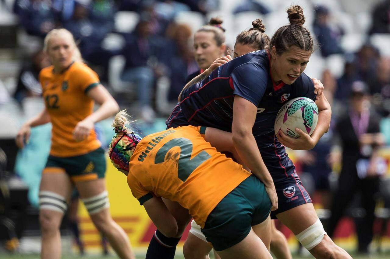 Ilona Maher of USA is tackled by Sharni Williams of Australia in a semi final match during the Rugby World Cup 7’s championship held in Cape Town, South Africa, Sunday, Sept. 11, 2022. THE CANADIAN PRESS/AP-Halden Krog