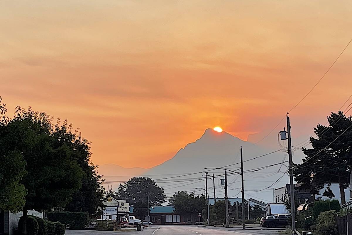 Sunrise in the smoke from wildfires as seen from Alexander Avenue in Chilliwack on Aug. 31, 2022. (Jennifer Feinberg/ Chilliwack Progress)