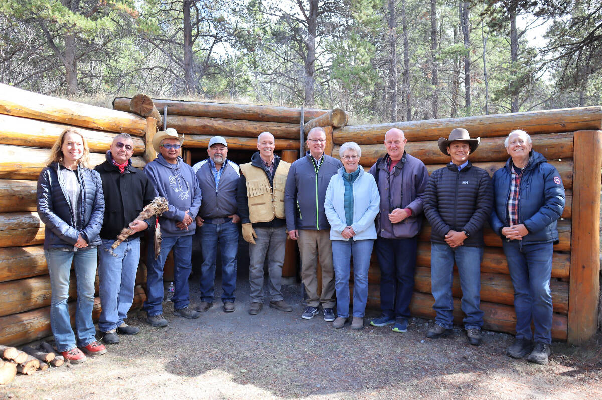 Premier John Horgan and five cabinet ministers pose with Tŝilhqot’in chiefs during a two-day meeting in the Xeni Gwet’in First Nation caretaker area. (B.C. Government photo)