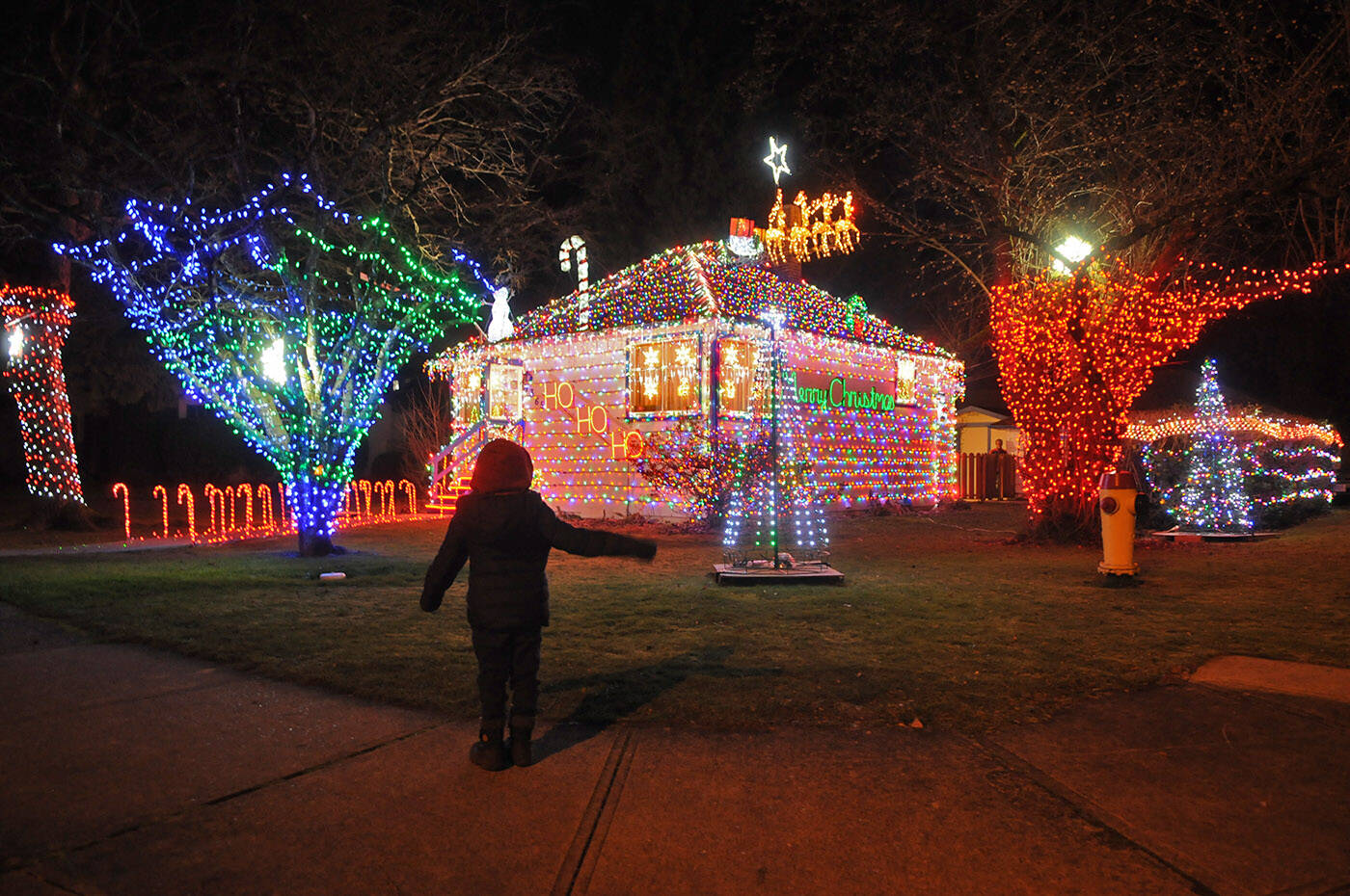 This house at 9365 Edward St. in Chilliwack was completely covered in lights in 2021. (Jenna Hauck/ Chilliwack Progress file)