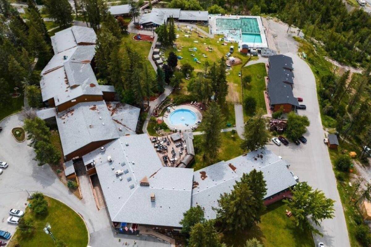 Four season resort providing year-round activities, including downhill ski resort and three golf courses. (//www.uniqueproperties.ca)