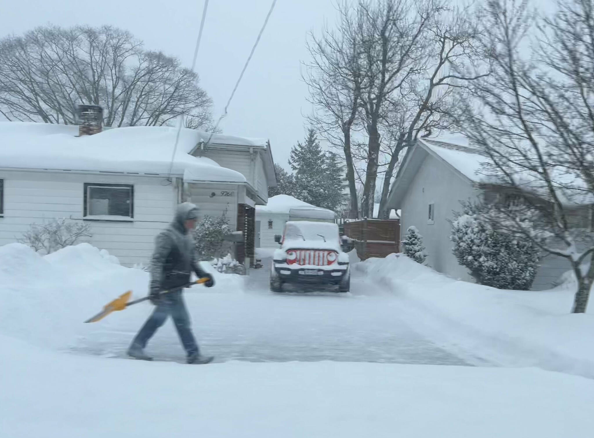 A Chilliwack resident plowing his driveway and sidewalk on Young Road 9 a.m. on Dec. 20, 2022. (Paul Henderson/ Chilliwack Progress)