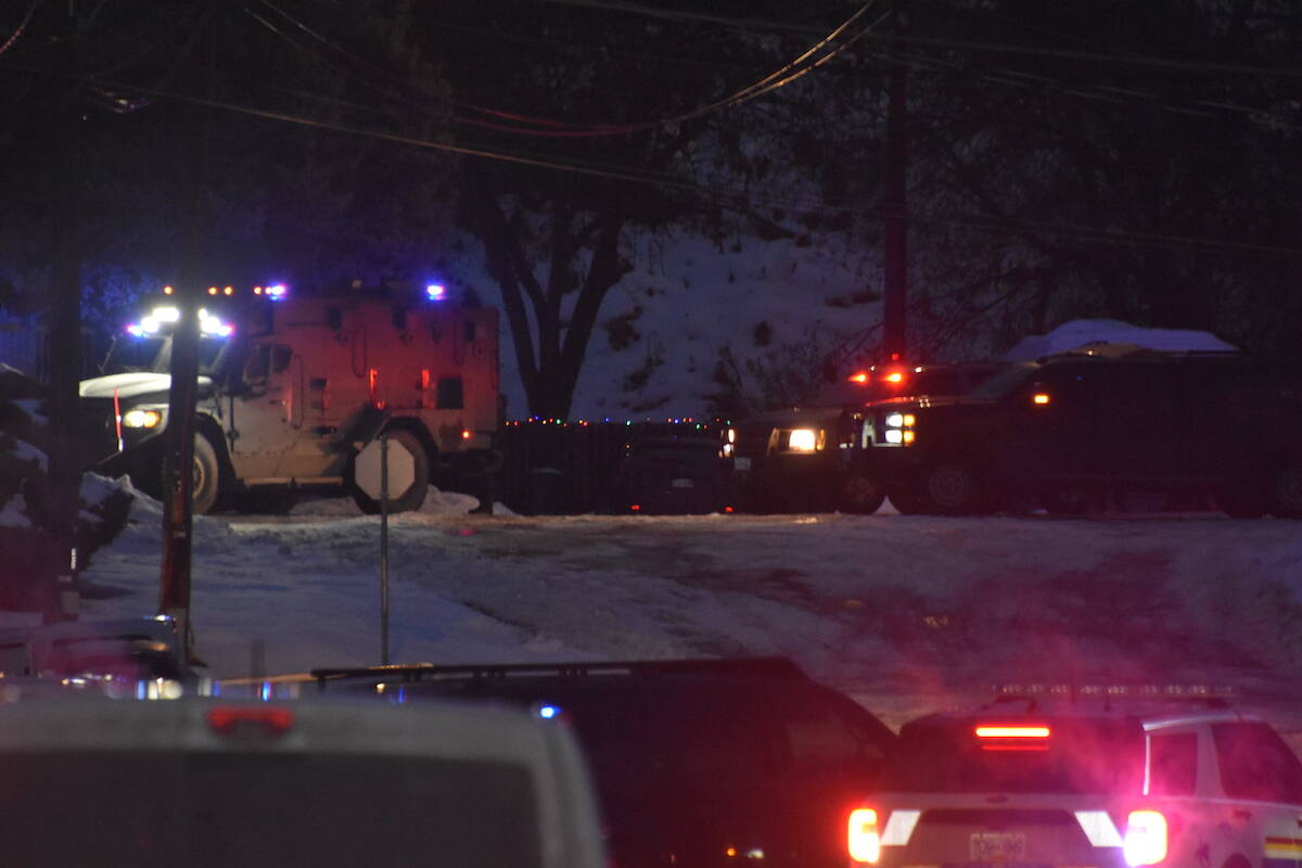 Emergency Response Team and RCMP on scene at Cactus Road in Kelowna. (Jacqueline Gelineau/ Capital News)