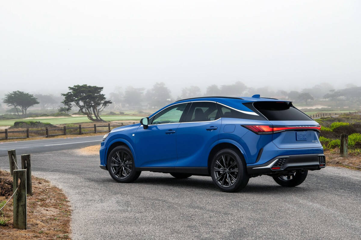 For the 2023 redesign, the doors and fenders have been smoothed, while the floating-style rear roof pillars maintain their familiar look. A new taillight bar extends the full width of the vehicle. The new RX is about the same length as before. PHOTO: LEXUS