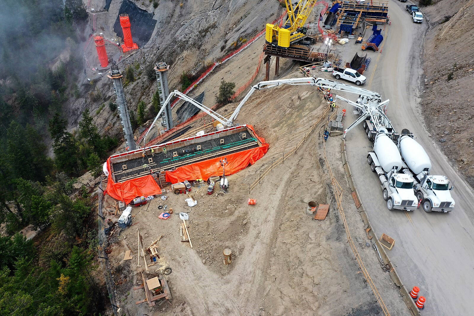 A huge concrete pour for the Bighorn Bridge east transition pier, at Kicking Horse Canyon Phase 4. (MOTI photo)