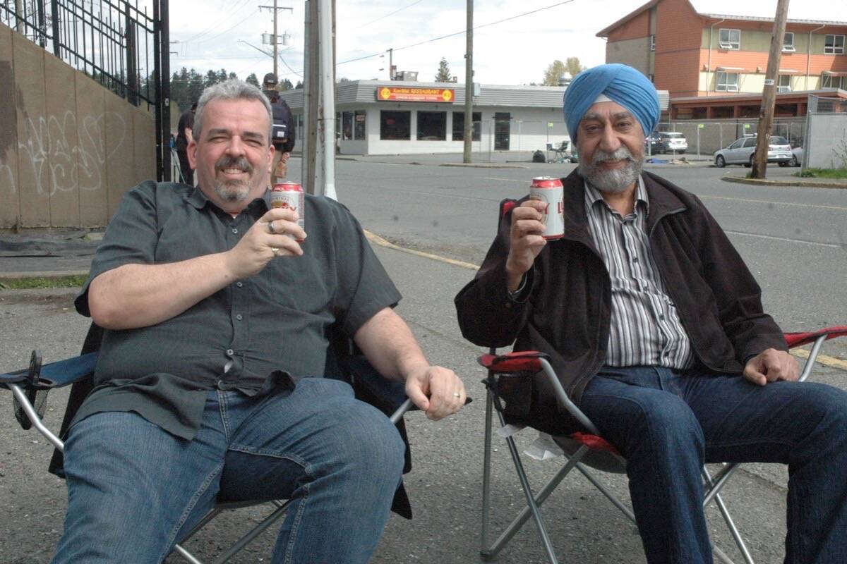 North Cowichan councillors Bruce Findlay and Tek Manhas spent several hours set up in front of Island Health’s Overdose Prevention Site on York Road drinking beer in public on April 25 to draw attention to their concerns that consuming hard drugs in public is no longer illegal. (Robert Barron/Citizen)