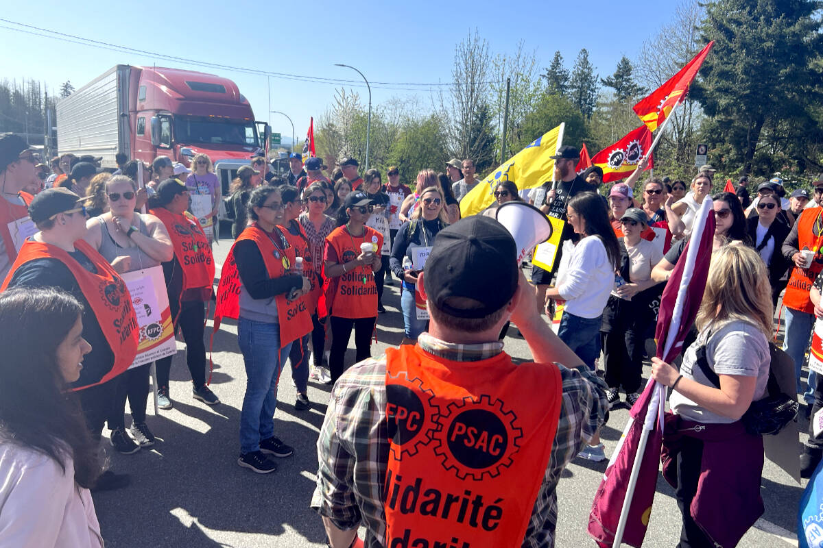 A few hundred union members with the Public Service Alliance of Canada spent Friday morning (April 28) sharing their messages with drivers trying to access the Aldergrove border crossing. (Patrick Bragg, PSAC BC region/Special to Langley Advance Times)