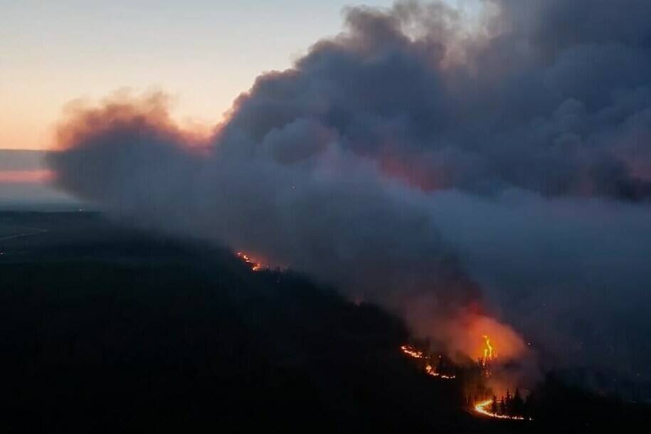 A new report from Moody’s Investor Service gives B.C. the best possible credit rating, but also warns of higher costs connected to fires and floods. (THE CANADIAN PRESS/HO-BC Wildfire Service)