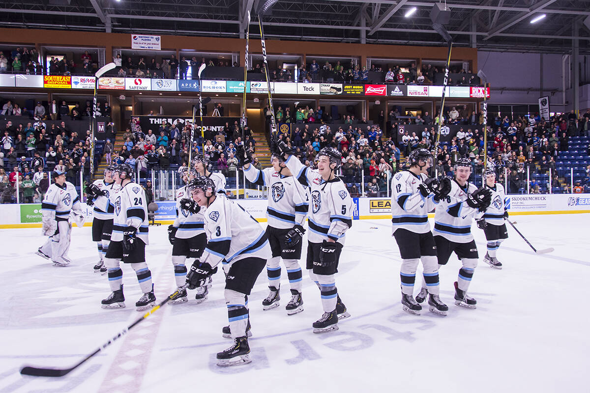 Kootenay Ice players salute the crowd after a 5-4 win over the Red Deer Rebels in its last-ever game in Cranbrook on Sunday afternoon. Trevor Crawley photo.
