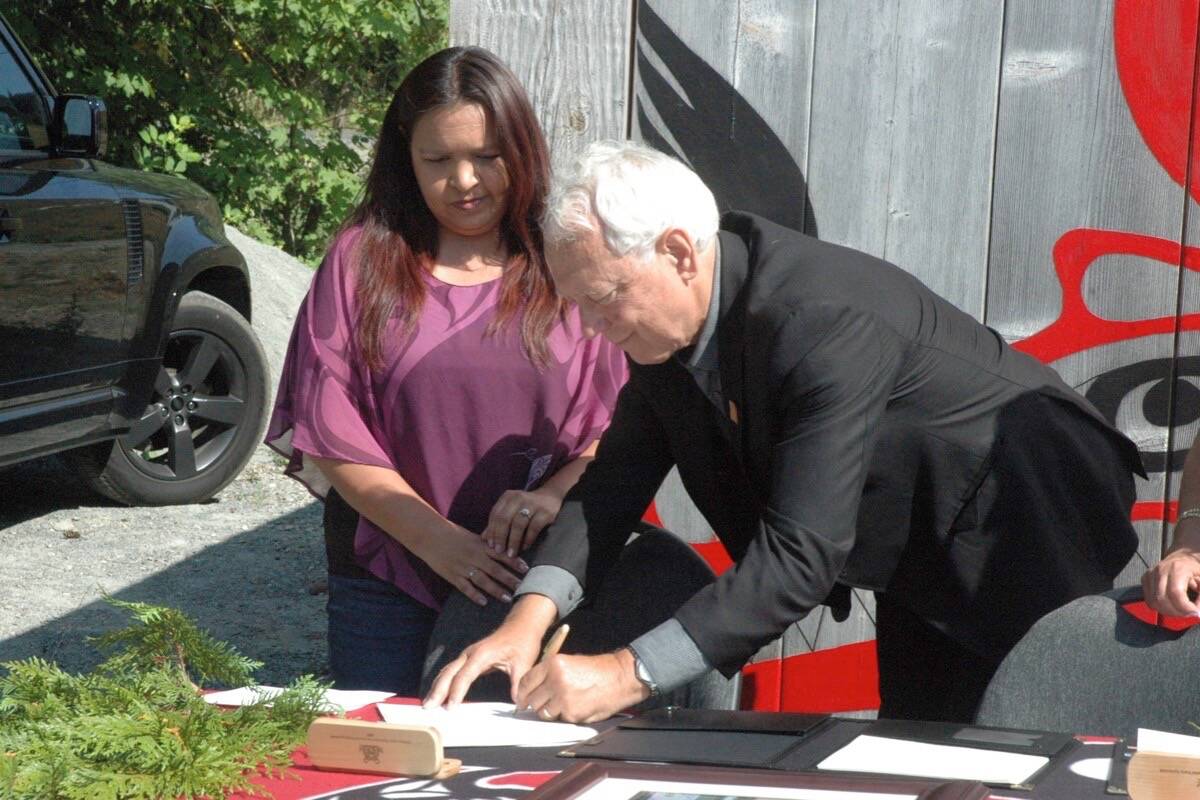 Ts'uubaa-asatx Chief Melanie Livingstone and Murray Rankin, minister of Indigenous Relations and Reconciliation, sign an Incremental Treaty Agreement that will return 31 hectares of Crown land to the First Nation. (Robert Barron/Citizen)