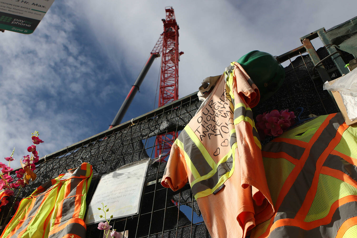A memorial for the five victims of July’s fatal crane collapse stands in front of the Bernard Block construction site in downtown Kelowna as two new tower cranes are assembled at the site on Oct. 26, 2021. (Aaron Hemens/Capital News)