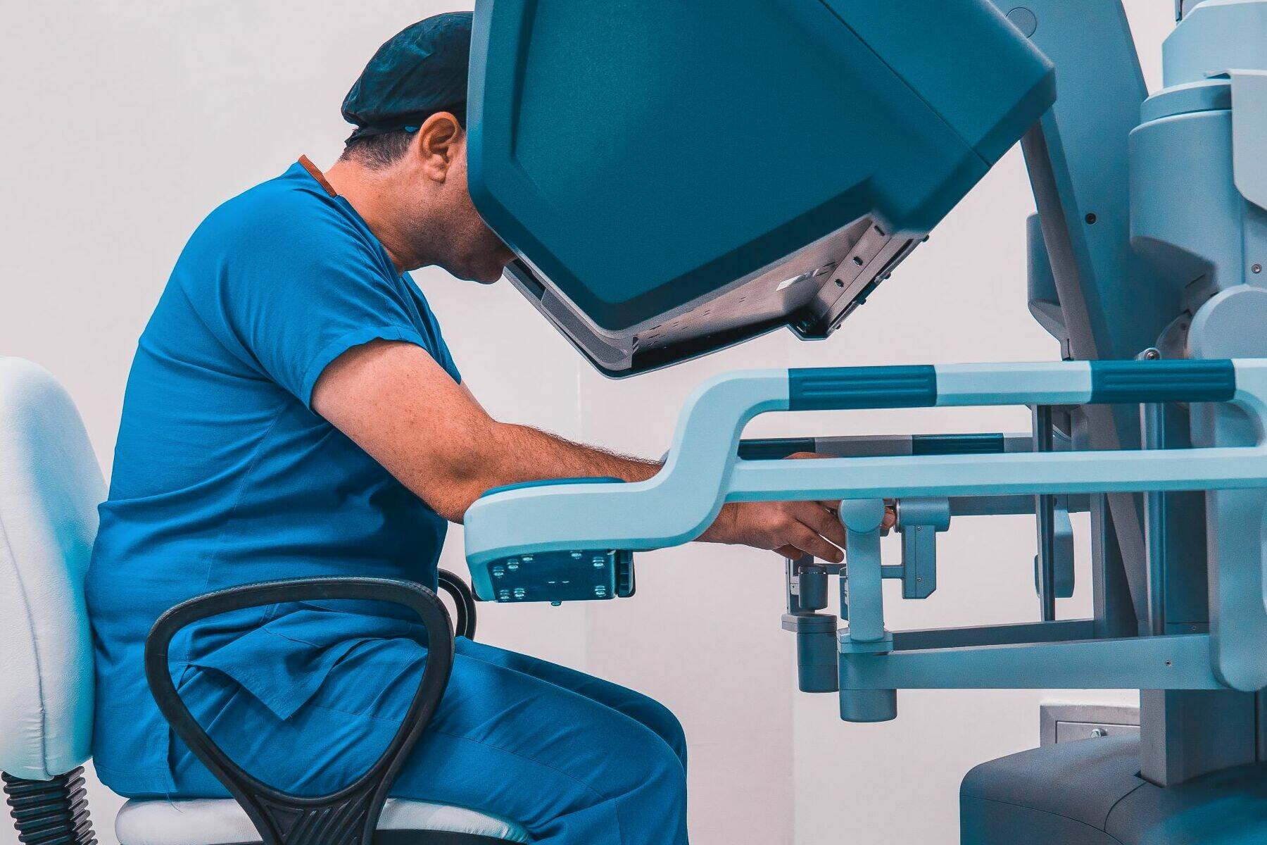 A surgeon sits at a robotics surgery console to perform an operation. Robotic surgeries are much less invasive, more precise and allow for a faster recovery time with less pain according to Fraser Health’s new program. (Getty Images)