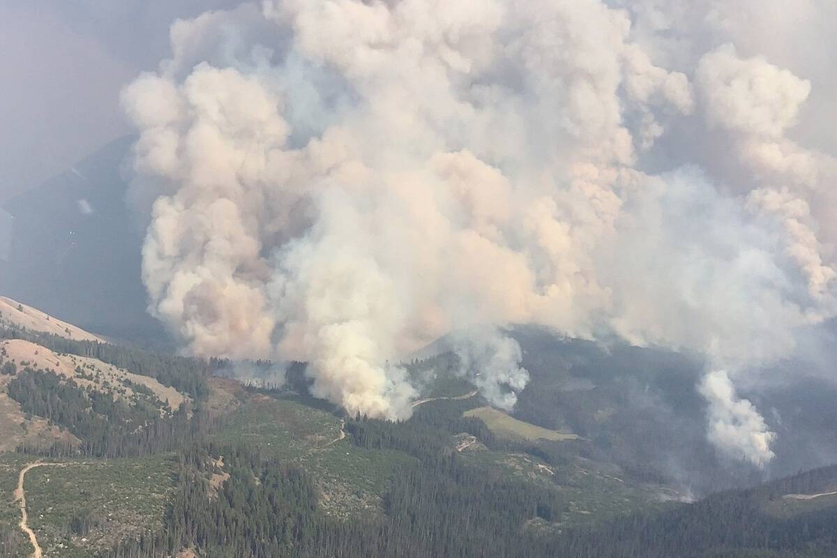 The Crater Creek Wildfire, visible from Keremeos. BC Wildfire Service currently has heavy equipment and helicopters deployed. (BC Wildfire)
