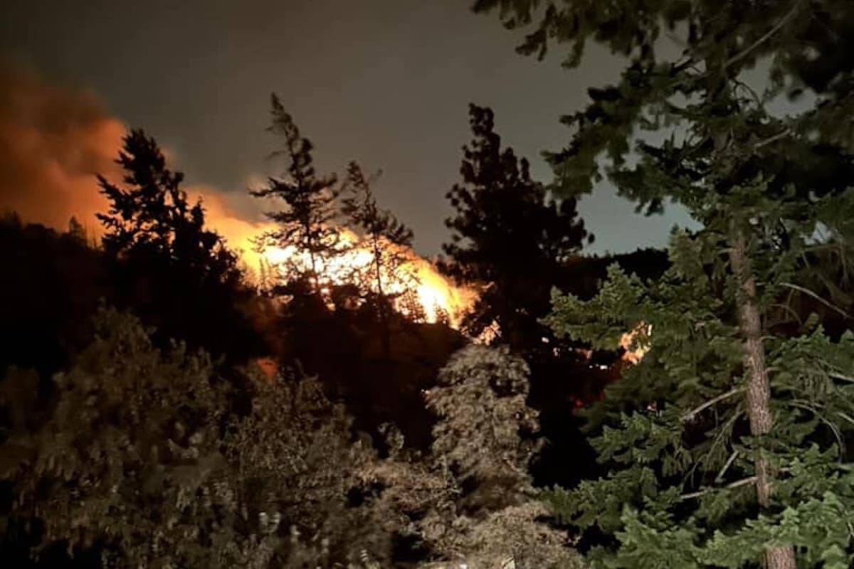 A new wildfire has sparked in Kelowna, north of Knox Mountain. (Sue Reuzi/Facebook)