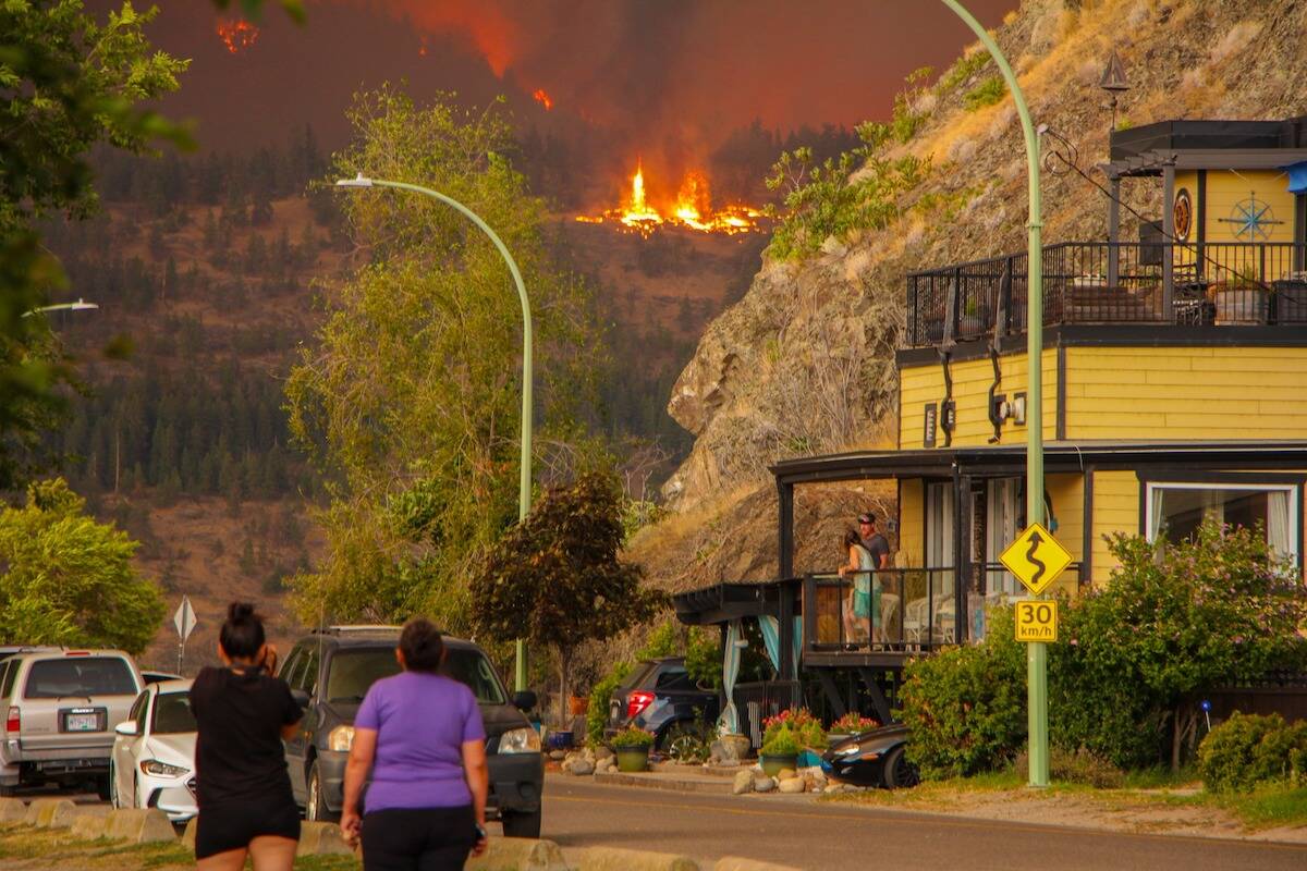 Joanne Zebroff captured this image of the Kelowna wildfire in Clifton/McKinley on Aug. 18, 2023. (Facebook)