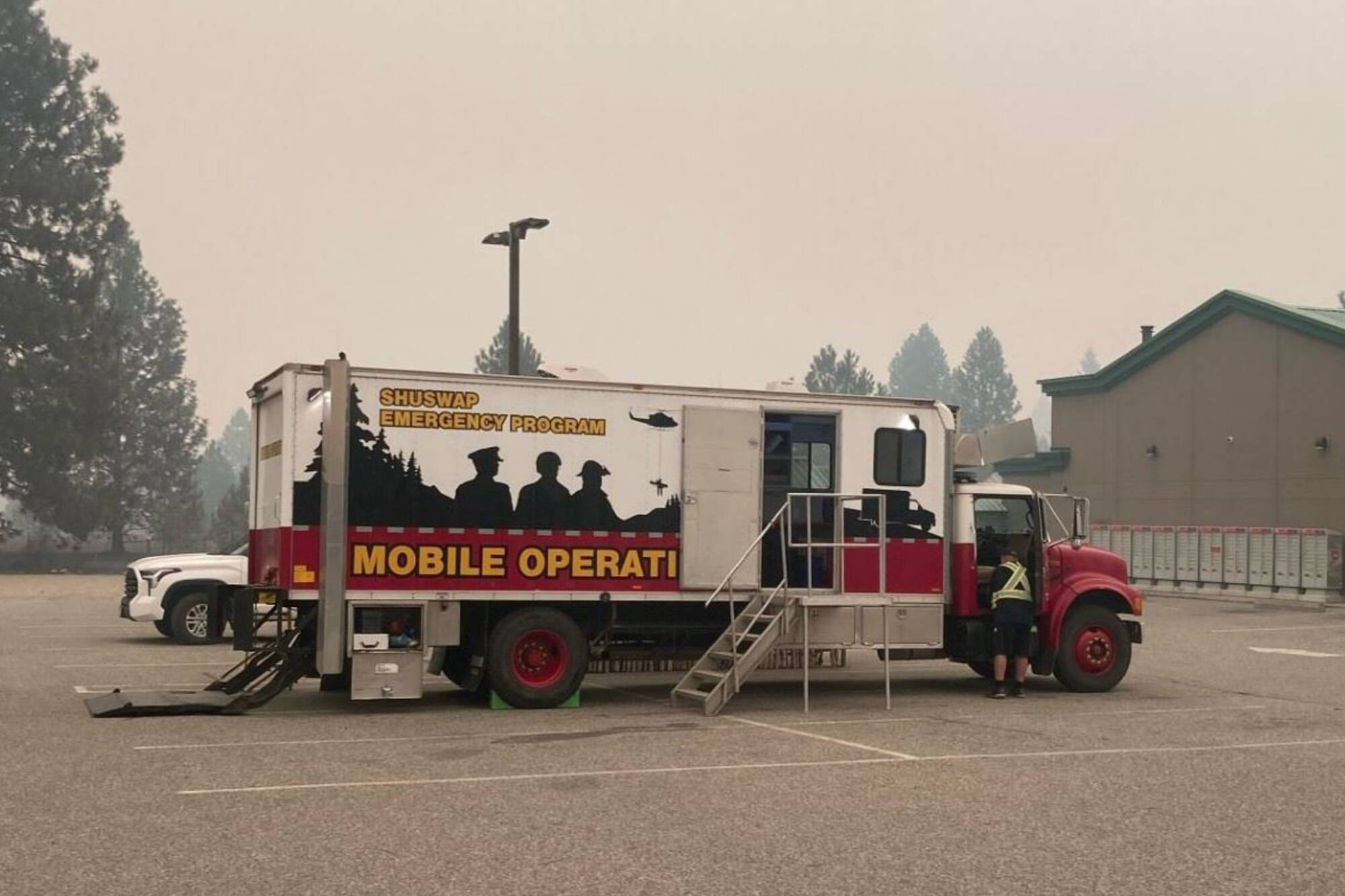 A Shuswap Emergency Program mobile operations truck assists in protecting North Shuswap communities. (CSRD)