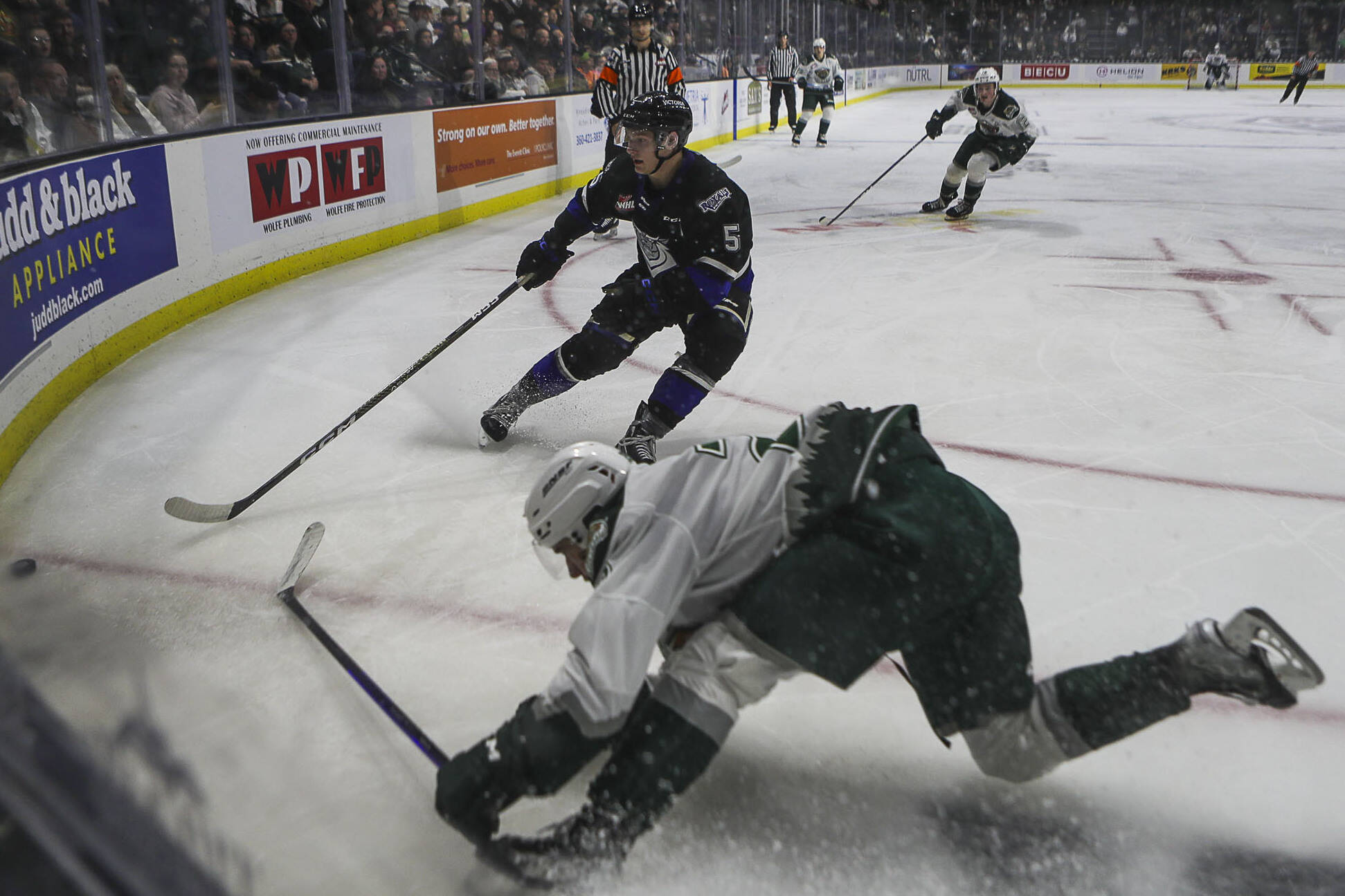 Silvertips’ Teague Patton (29) fights for the puck during a game between the Everett Silvertips and Victoria Royals at the Angel of the Winds Arena on Saturday, Sept. 23. The Silvertips won 5-3. (Annie Barker/Sound Publishing)