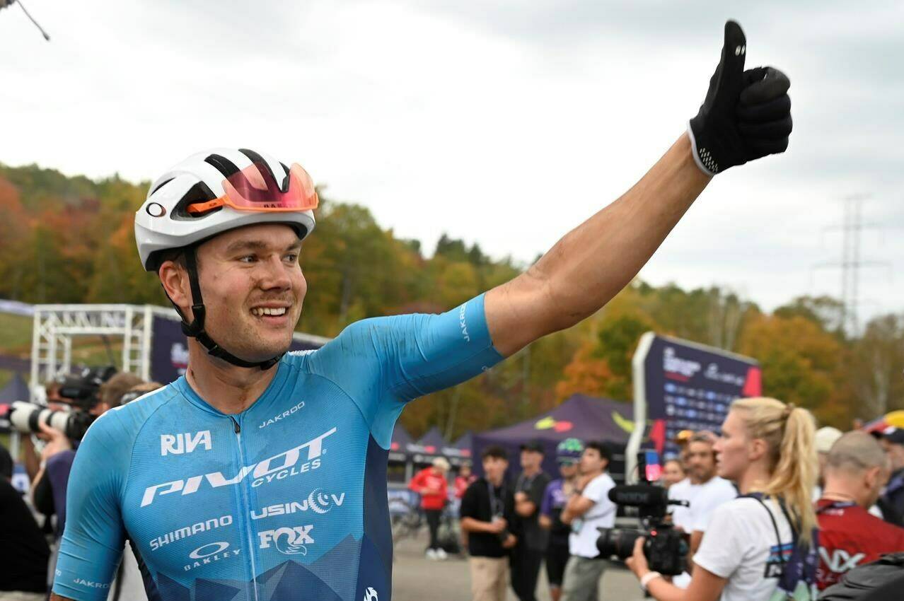 FILE PHOTO — Gunnar Holmgren of Orillia Ont. gives the thumbs up at the mountain bike Cross-country Short Track event at the UCI World Cup, Friday, October 6, 2023 in Beaupre, Que. Holmgren won Canada’s first gold medal at the Pan American Games on Saturday. THE CANADIAN PRESS/Jacques Boissinot