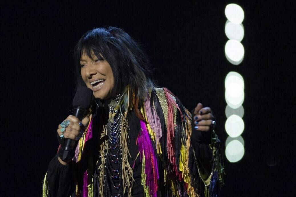 Buffy Sainte-Marie opens the Juno Awards show on Sunday April 2, 2017 in Ottawa. The Indigenous Women’s Collective is calling for Sainte-Marie to lose her 2018 Juno Award for “Indigenous Album of the Year,” after a CBC story cast doubt on the singer’s ancestry. THE CANADIAN PRESS/Sean Kilpatrick