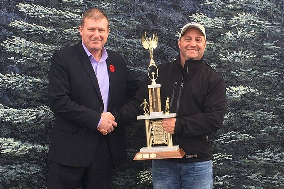 Brent Fedirchuk, right, receives the 2016 Wayne Demoskoff Volunteer of the Year award from sponsor Peter Mugleston of the Best Western Barclay Plus Hotel at the Funtastic Alberni/ Okee Dokee Slopitch tournament. (PHOTO COURTESY FUNTASTIC ALBERNI)